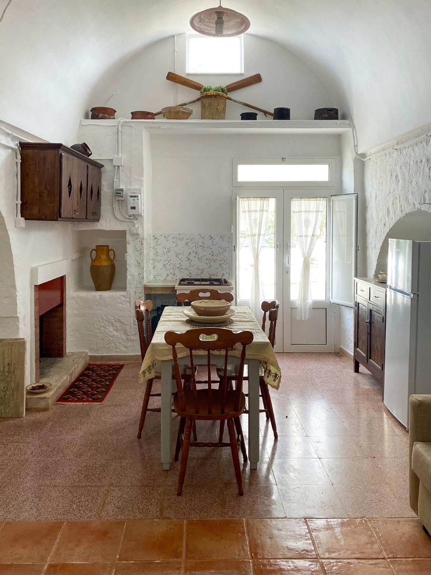 Trullo Pinto Apartment โลโกโรตอนโด ภายนอก รูปภาพ