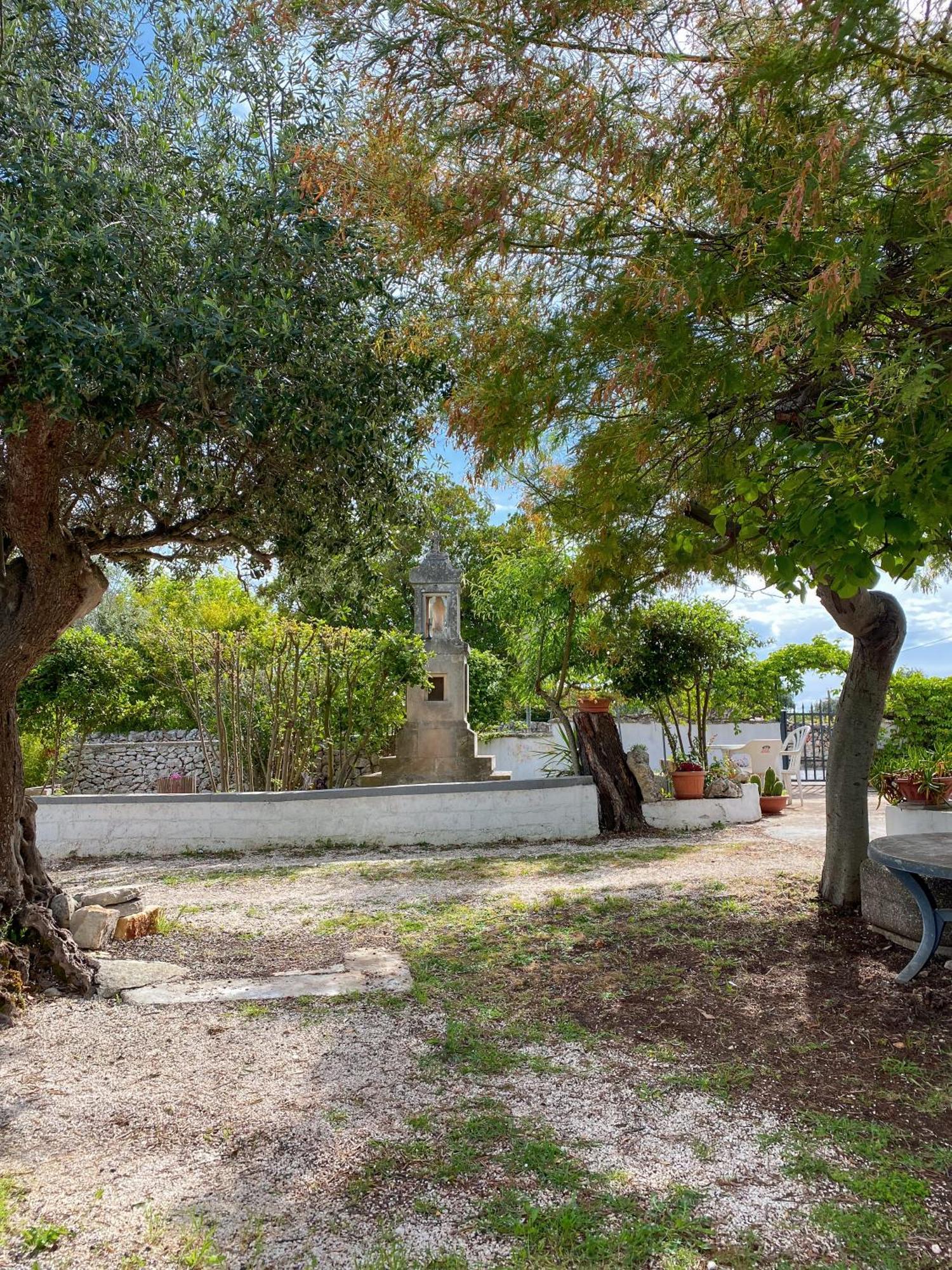 Trullo Pinto Apartment โลโกโรตอนโด ภายนอก รูปภาพ